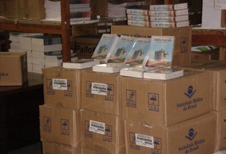 IECLB doa bíblias para Moçambique e Angola