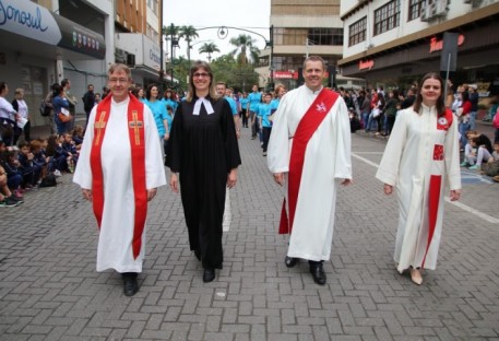 Luteranos de Blumenau tomam rua central da cidade para apresentar os 500 anos da Reforma