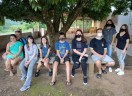 Jovens da Comunidade em Bananal revitalizam canteiro de árvore no pátio do templo