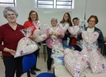 Outubro Rosa: Grupo Diaconal Mãos que Servem, de Montenegro, entrega flores cor-de-rosa para conscientização sobre saúde da mulher