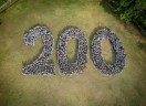 Jovens formam o numeral 200 para marcar 200 anos de Presença Luterana no Brasil